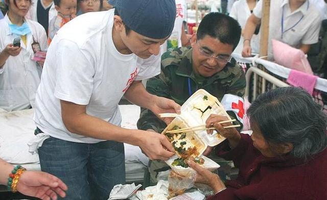 娱乐圈最“吝啬”的天王巨星，一年挣几个亿，却拿出一半钱做慈善