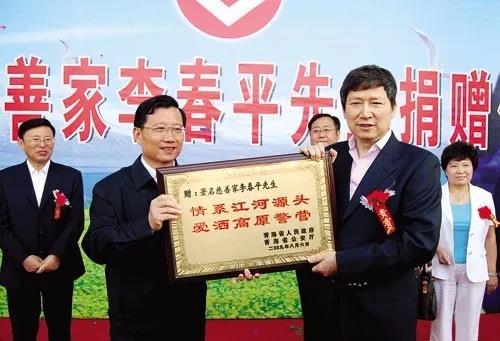 【名人】日捐七万、好莱坞富婆倒贴的慈善界美男子！